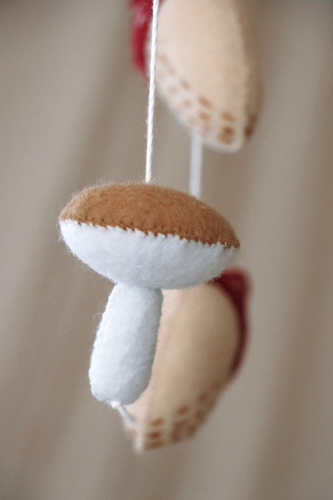 Mobile lit bébé Automne | Création Belge Champignons et Trésors de la Forêt™