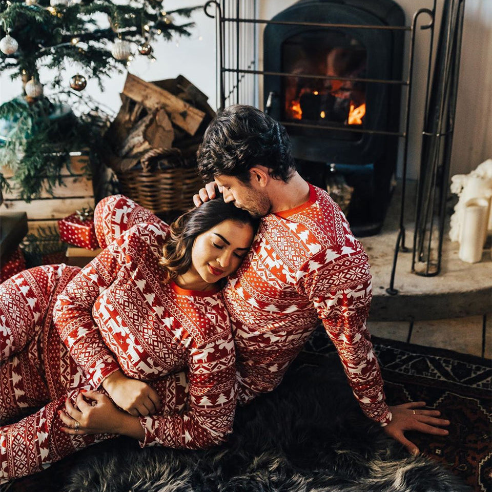 amoureux en pyjama de noel famille