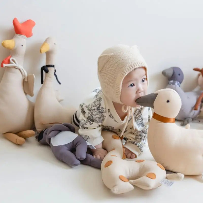 bebe qui met dans la bouche son doudou