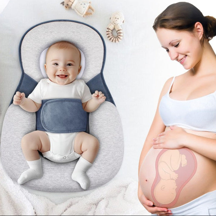 image montrant comment le plan incliné bébé reproduit l'effet cocon du ventre maternel avec une maman enceinte et une illustration imagée d'un bébé dans le ventre