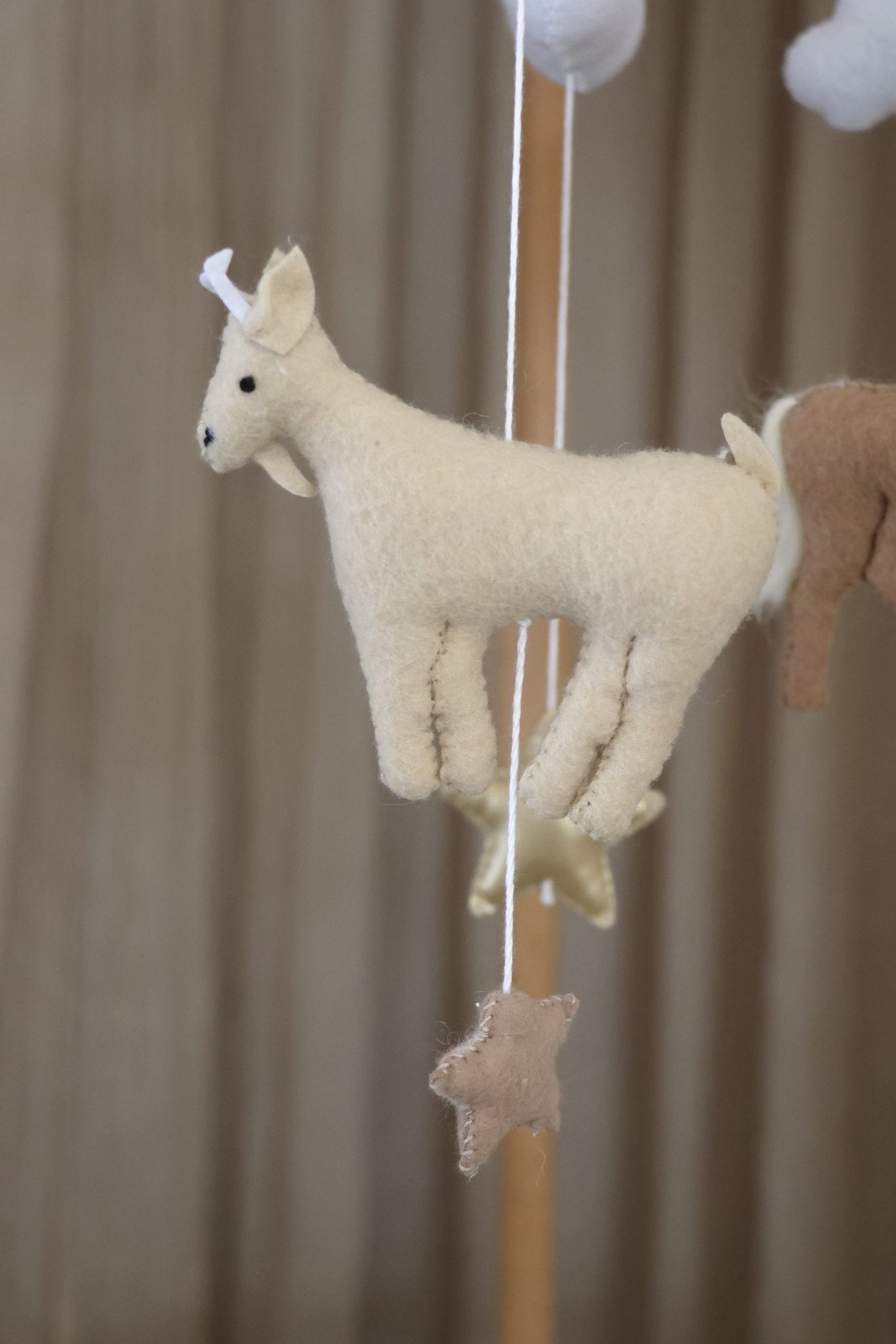 Mobile lit Bébé Ferme | Création Belge Vache, Cheval et Mouton Fait Main™