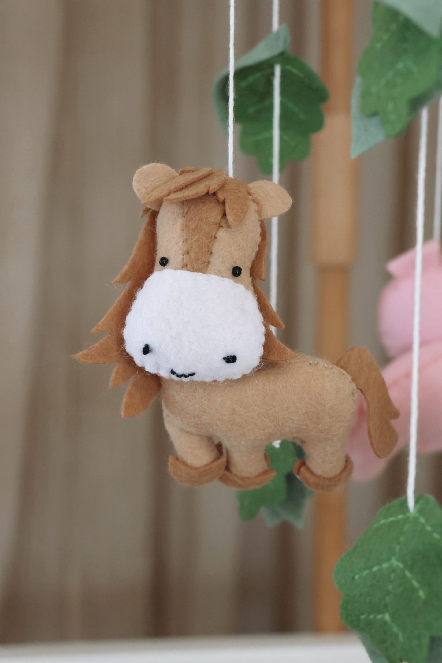 Mobile Bébé en Bois et Feutrine fait main | Création Belge Animaux de la Ferme™
