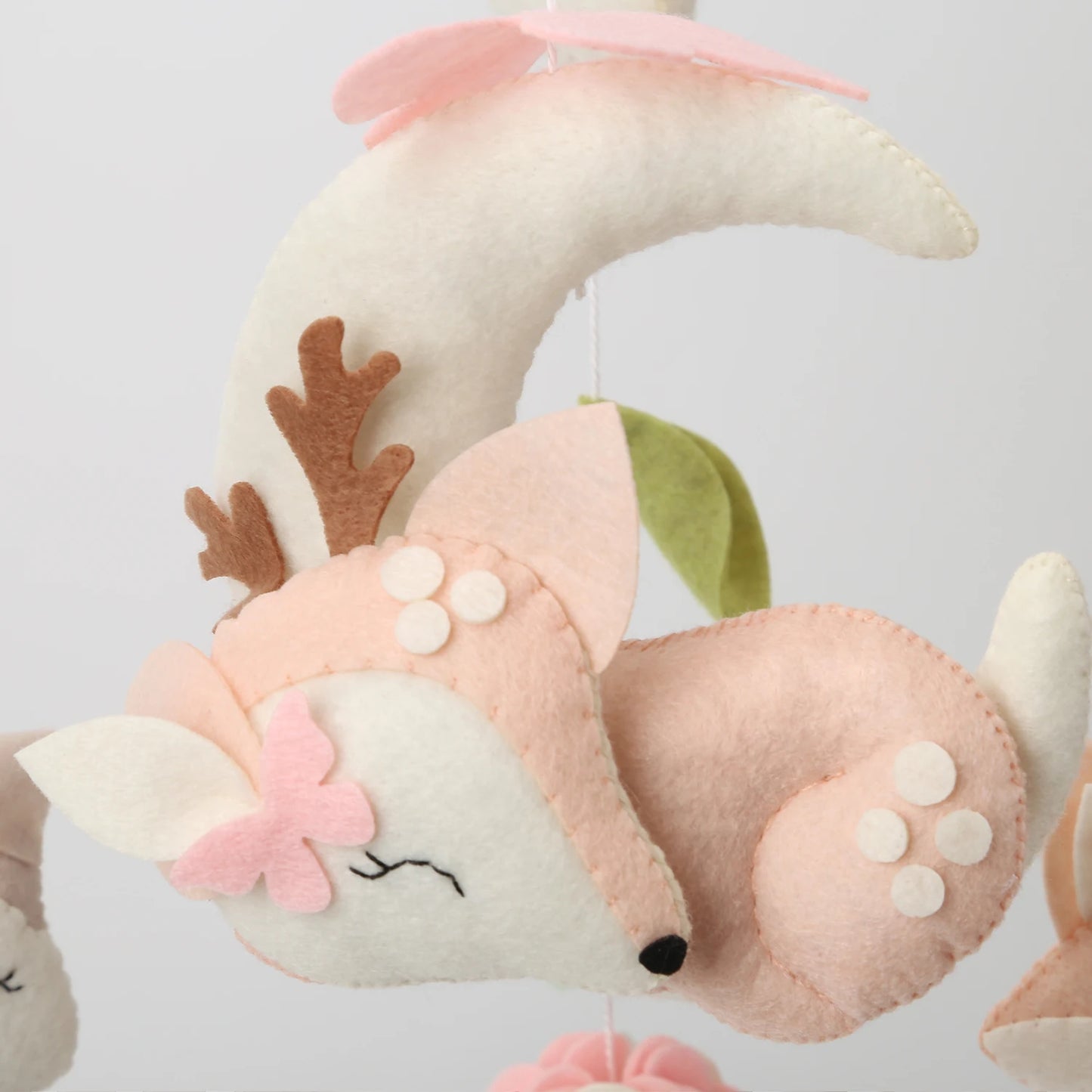 Mobile bébé | Cerfs et lapins dans les nuages™