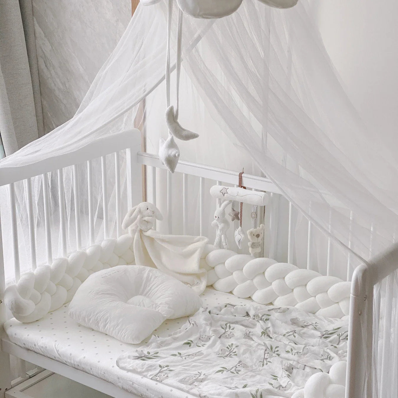 Tresse de lit bébé blanche et baldaquin voile dans un berceau blanc - Petitpasetmaman