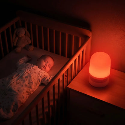 bébé qui dort profondément dans son lit avec une veilleuse douce à lumière rouge sans lumière bleue pour nourrisson