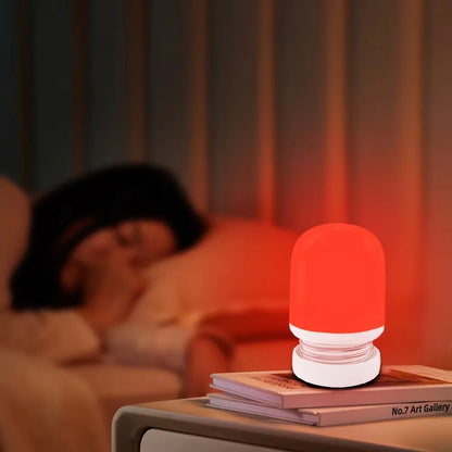 femme qui dort dans son lit avec une lampe veilleuse tactile à lumière rouge douce pour chambre de nourrisson ou d'adulte