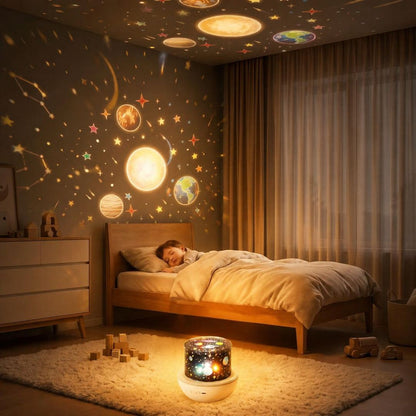 petit garçon qui dort paisiblement avec sa veilleuse musicale bébé lumineuse qui projette des constellations aux murs et plafond