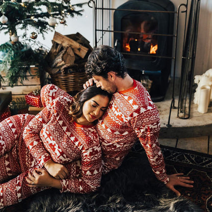 amoureux en pyjama de noel famille