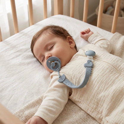 Bébé portant une attache sucette bleu dinosaure longue traîne en silicone alimentaire cadeau de naissance idéal