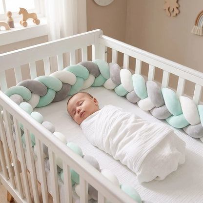 Bébé dormant paisiblement dans son berceau, protégé et entouré par une tresse de lit moelleuse en coton