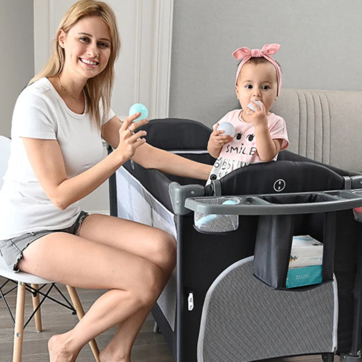 bebe dans berceau bebe