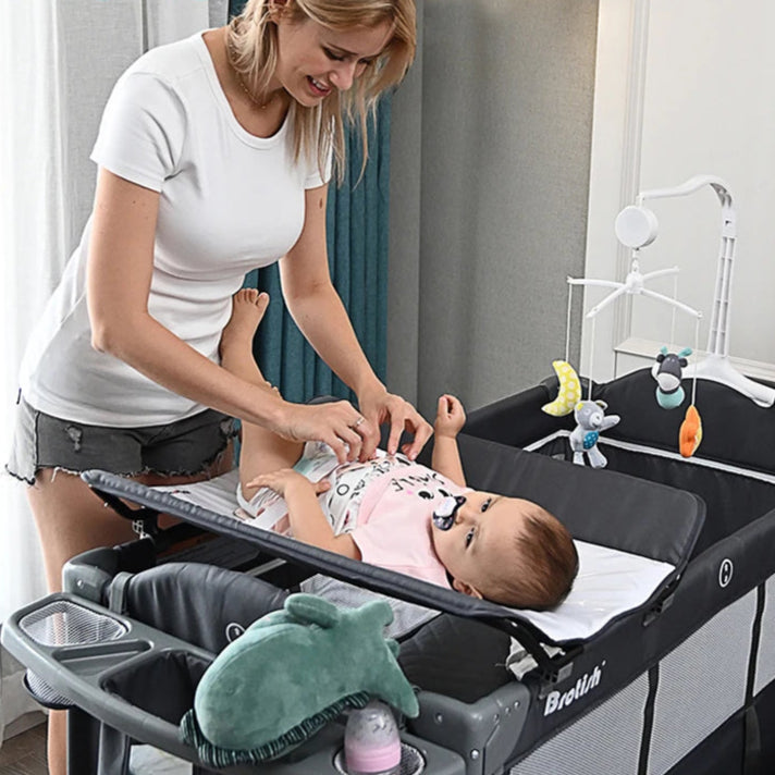 maman qui change bebe avec berceau cododo
