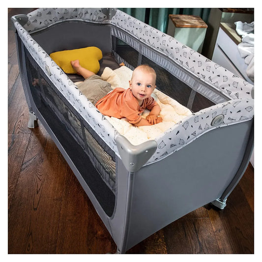 bébé dans berceau evolutif