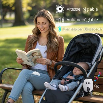 Une maman souriante lit un livre sur un banc de parc à côté de son bébé qui dort dans une poussette. Le berceur automatique blanc et noir en forme de fusée est fixé sur la barre de la poussette. Des pictogrammes décrivent les fonctionnalités : vitesse réglable, volume réglable et connexion Bluetooth.