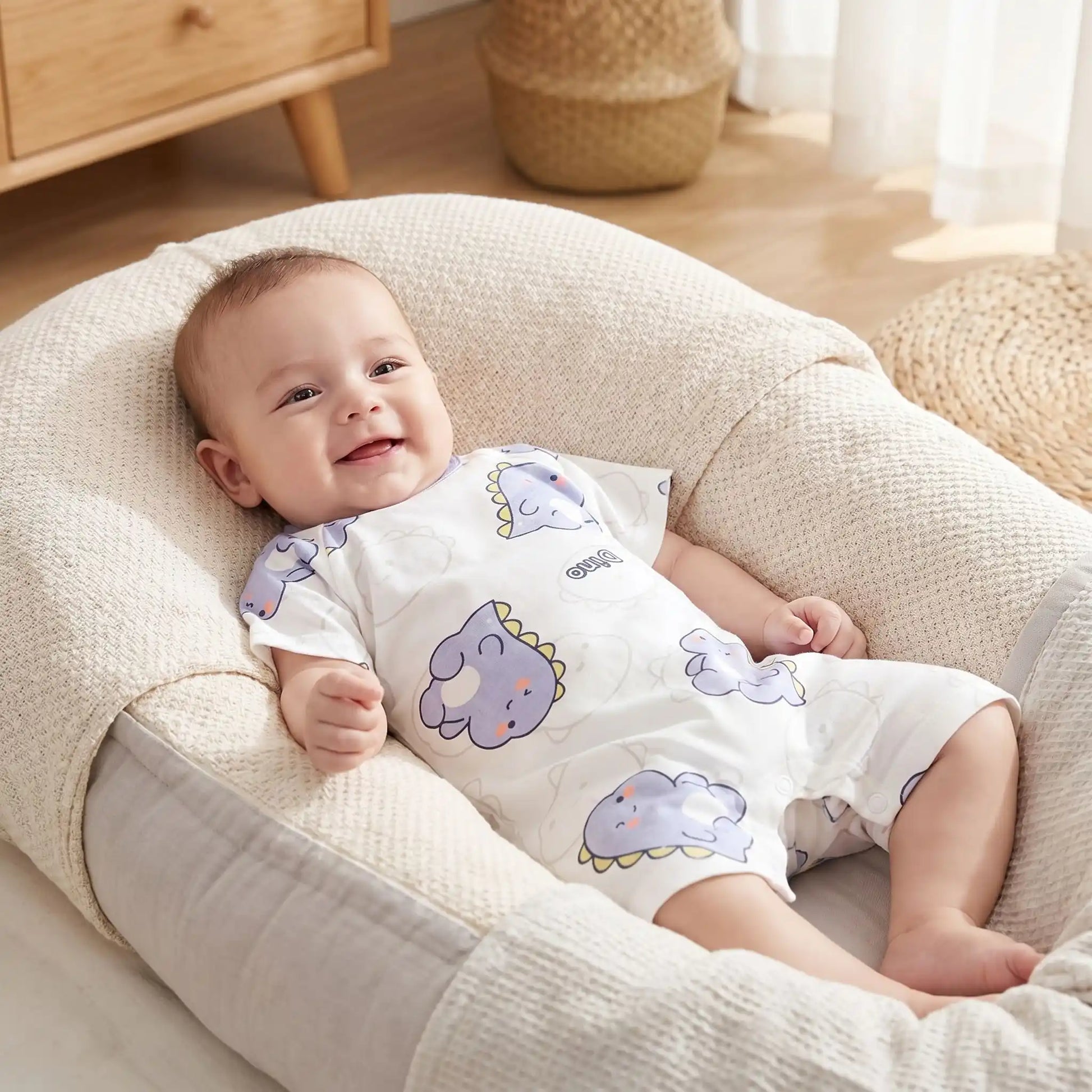 bébé habillé d'une combinaison bébé garçon 1 pièce été manches courtes couché dans son réducteur de lit