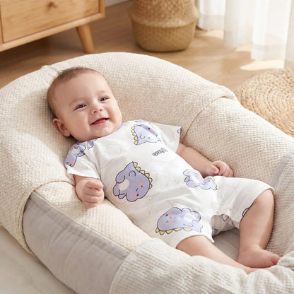 bébé habillé d'une combinaison bébé garçon 1 pièce été manches courtes couché dans son réducteur de lit