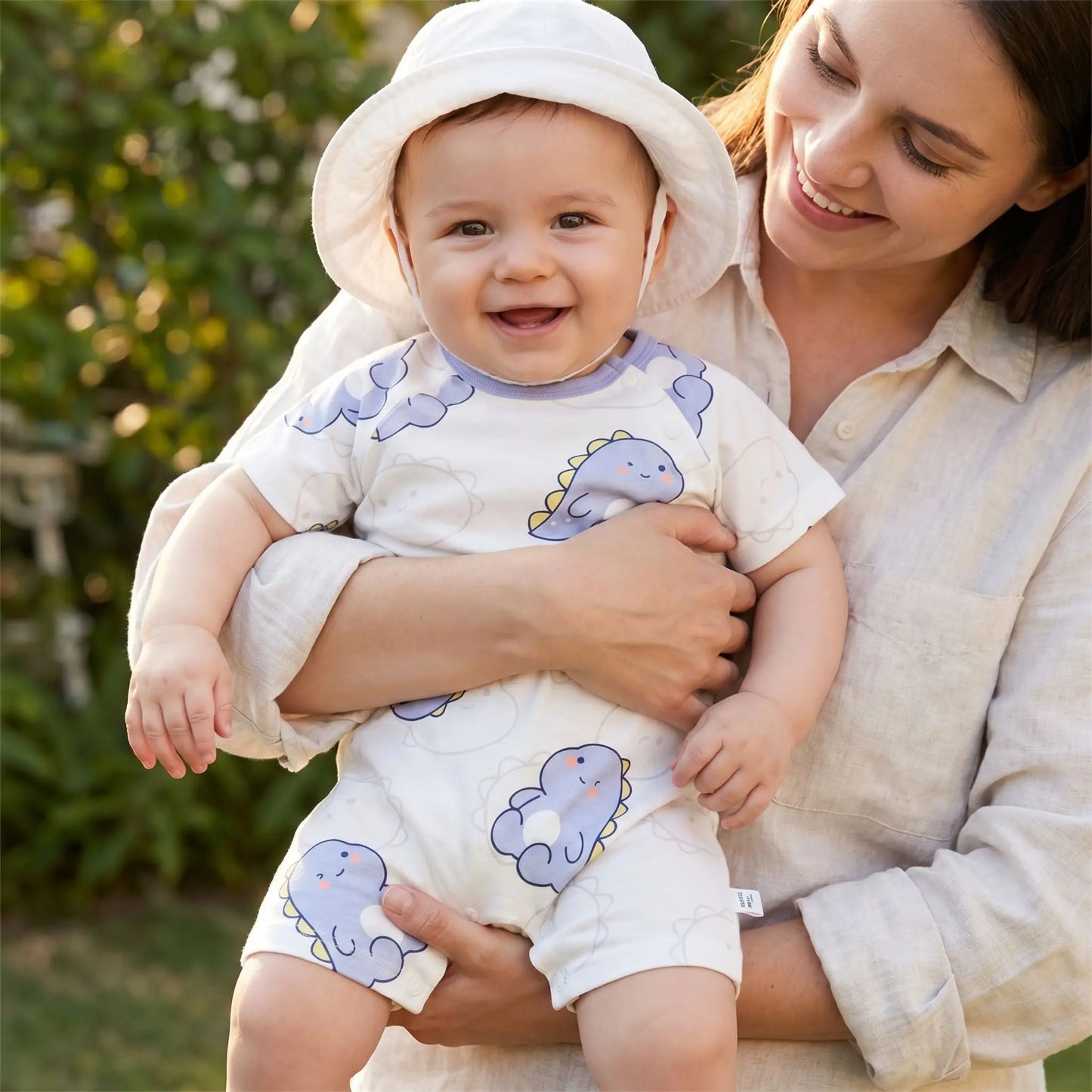 bébé avec une combinaison bébé garçon été en coton frais porté par sa maman