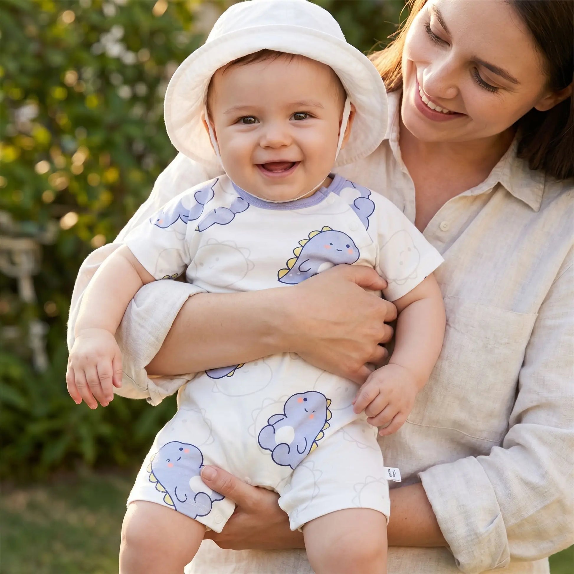 bébé avec une combinaison bébé garçon été en coton frais porté par sa maman