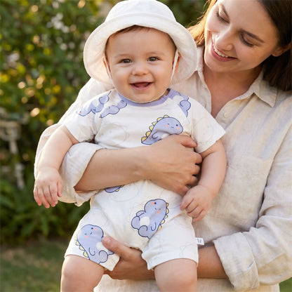 bébé avec une combinaison bébé garçon été en coton frais porté par sa maman