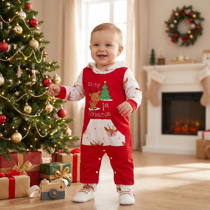 
bébé debout en combinaison noël bébé en coton respirant qui sourit devant un sapin de noël