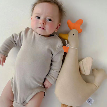 bebe couché à côté doudou coq