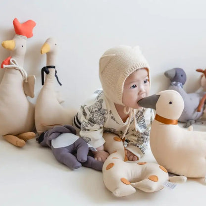 bebe qui met dans la bouche son doudou