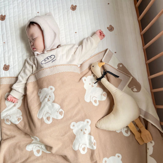 bebe qui dort avec doudou oie beige