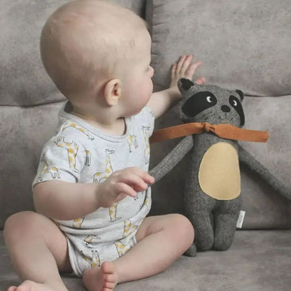 bebe qui joue avec doudou raton