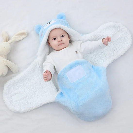 bebe dans sa gigoteuse emmaillotage ours bleu