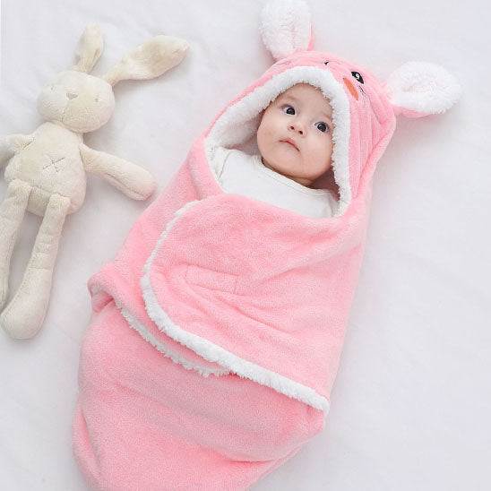 bebe dans gigoteuse emmaillotage extérieur rose