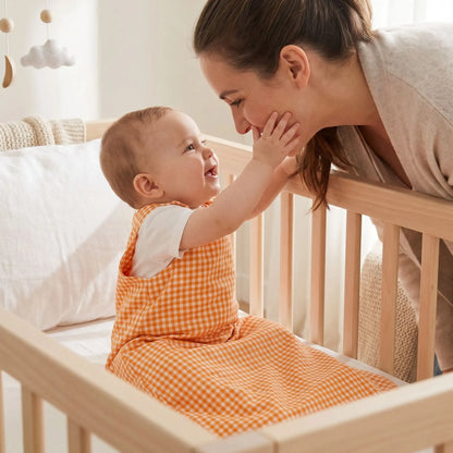 bébé qui caresse la joue à sa maman habillé d'une gigoteuse été double gaze de coton biologique fabrication francaise