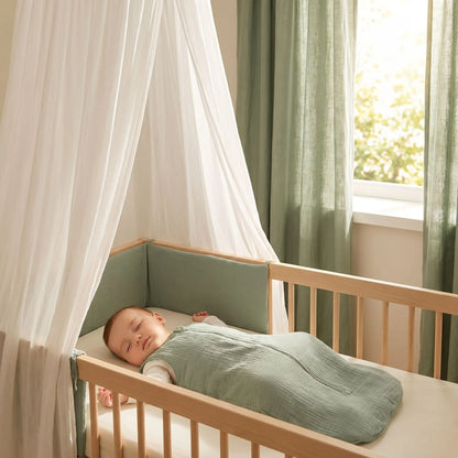 bébé qui dort dans son lit avec sa gigoteuse été en gaze de coton biologique vert sauge
