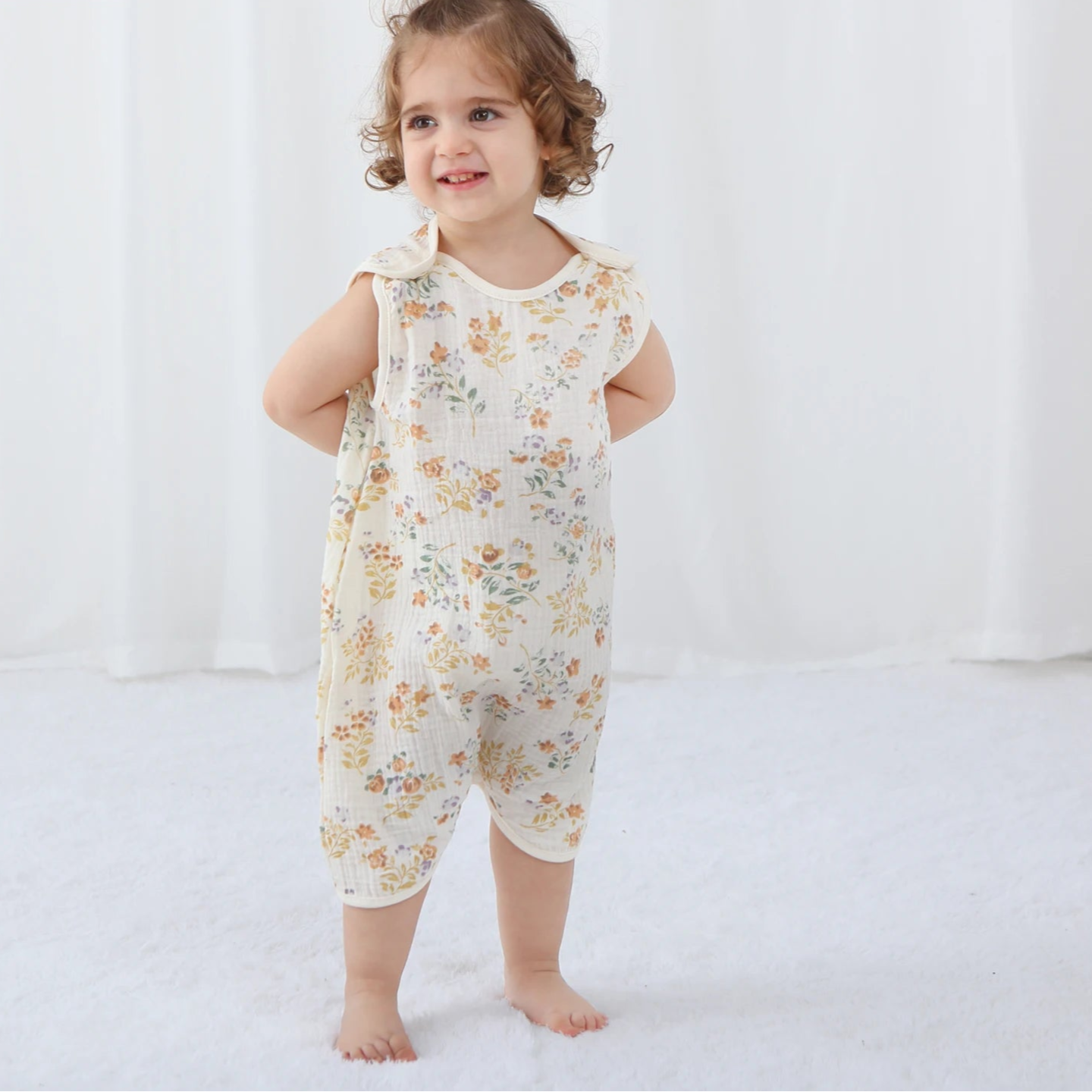 petite fille avec grenouillère bébé été en mousseline