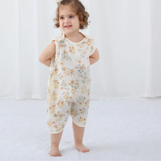 petite fille avec grenouillère bébé été en mousseline