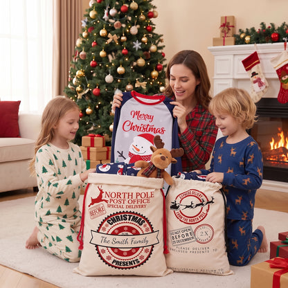 Maman et enfants sortant des pyjamas de Noël familiaux de deux grands sacs cadeaux en coton façon Pôle Nord au pied du sapin