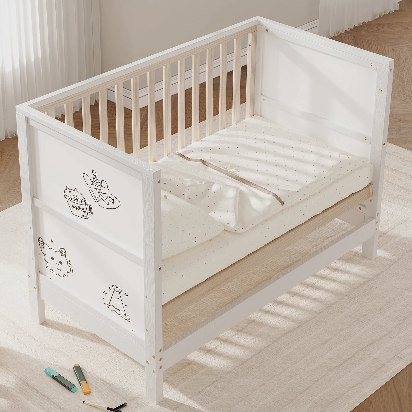 lit bébé évolutif en bois et blanc avec un panneau pour dessiner dessus