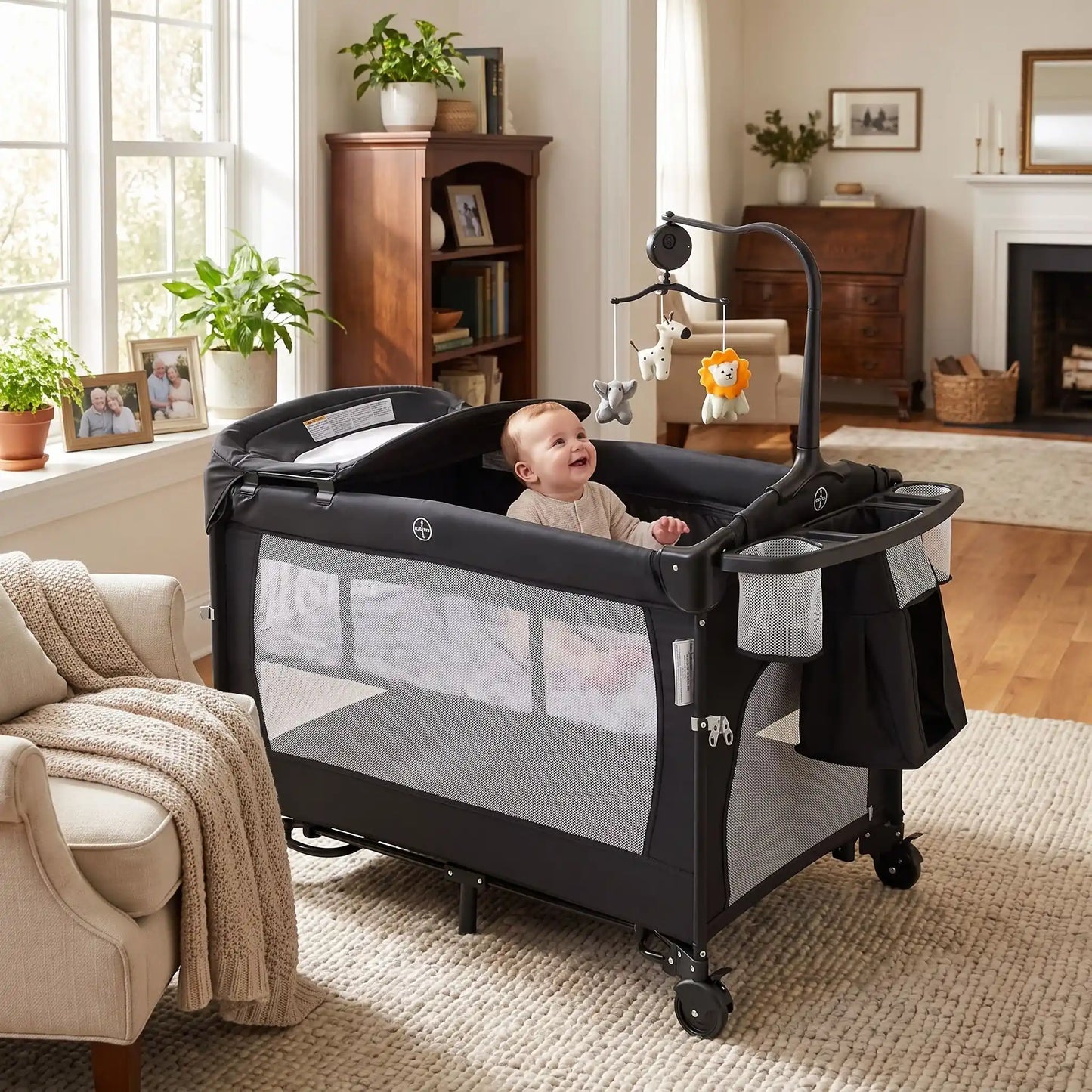 bébé assis dans son lit d'appoint bébé évolutif jusqu'à 15 kg dans le salon de ses grand-parent