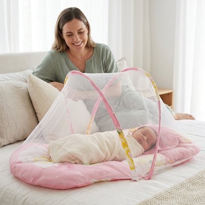 Lit moustiquaire bebe danger des piqûres de moustiques sur la peau des bébés