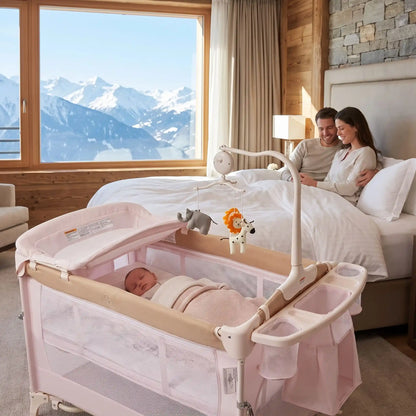 bébé qui dort dans son lit parapluie 4 en 1 dans une chambre d'hôtel avec ses parents à côté avec une grand fenêtre vue sur la montagne
