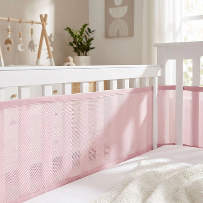 gros plan sur la maille d'un tour de lit respirant rose