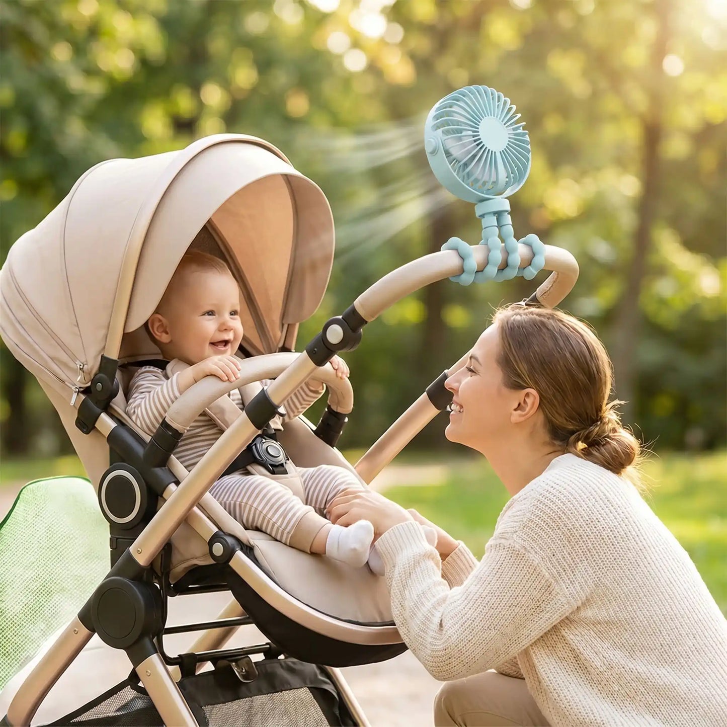 maman qui regarde son bébé rafraichit par mini ventilateur portable fixé à sa poussette