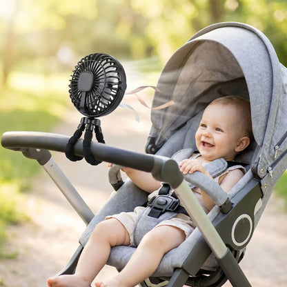 bébé qui sourit dans une poussette avec un mini ventilateur portable noir 3 vitesses fixation universelle