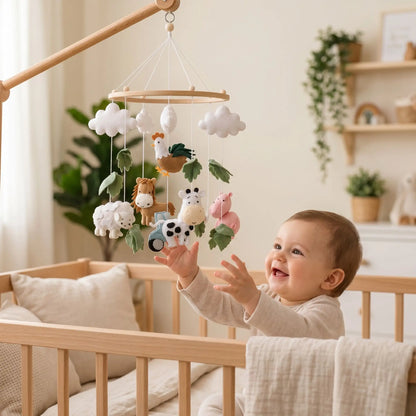 bébé dans son lit qui essaie d'attraper un mobile bébé animaux de la ferme artisanal de confection belge
