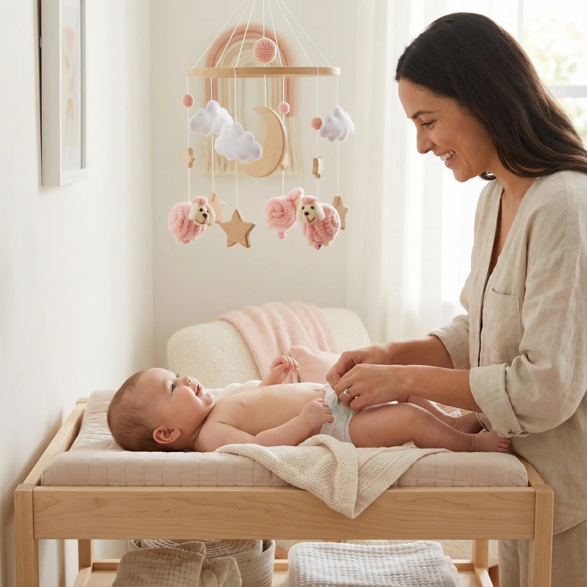 mobile bebe bois hetre feutre rose