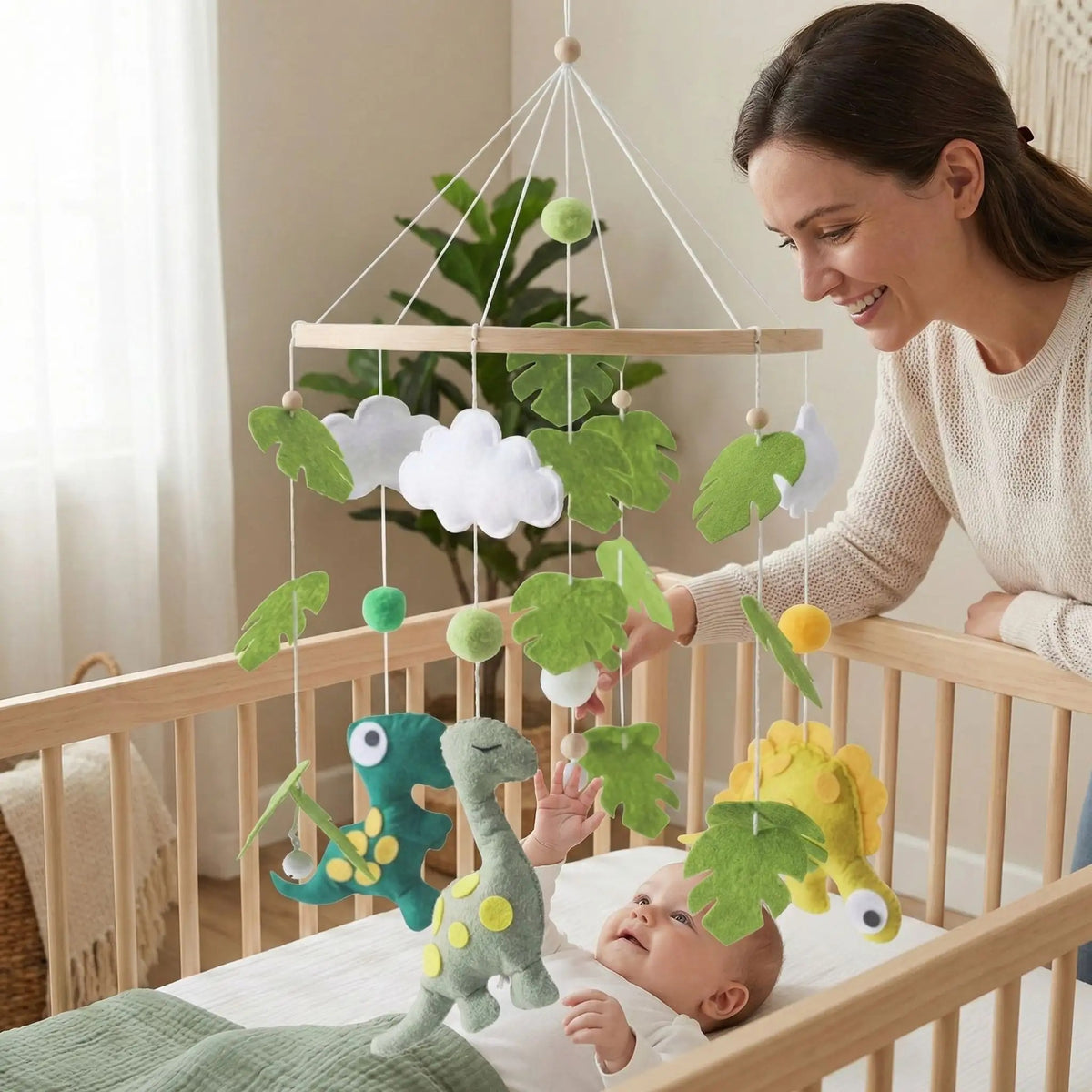 mobile bebe bois naturel fixe au lit avec une maman qui regarde son bebe tendrement