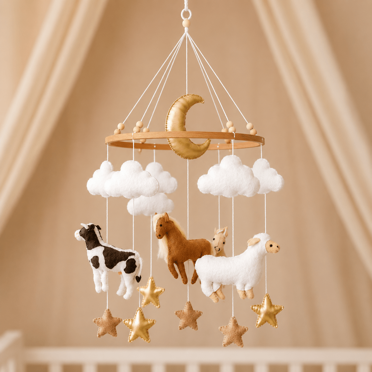 mobile bébé avec cheval moutons vache artisanal feutrine et bois