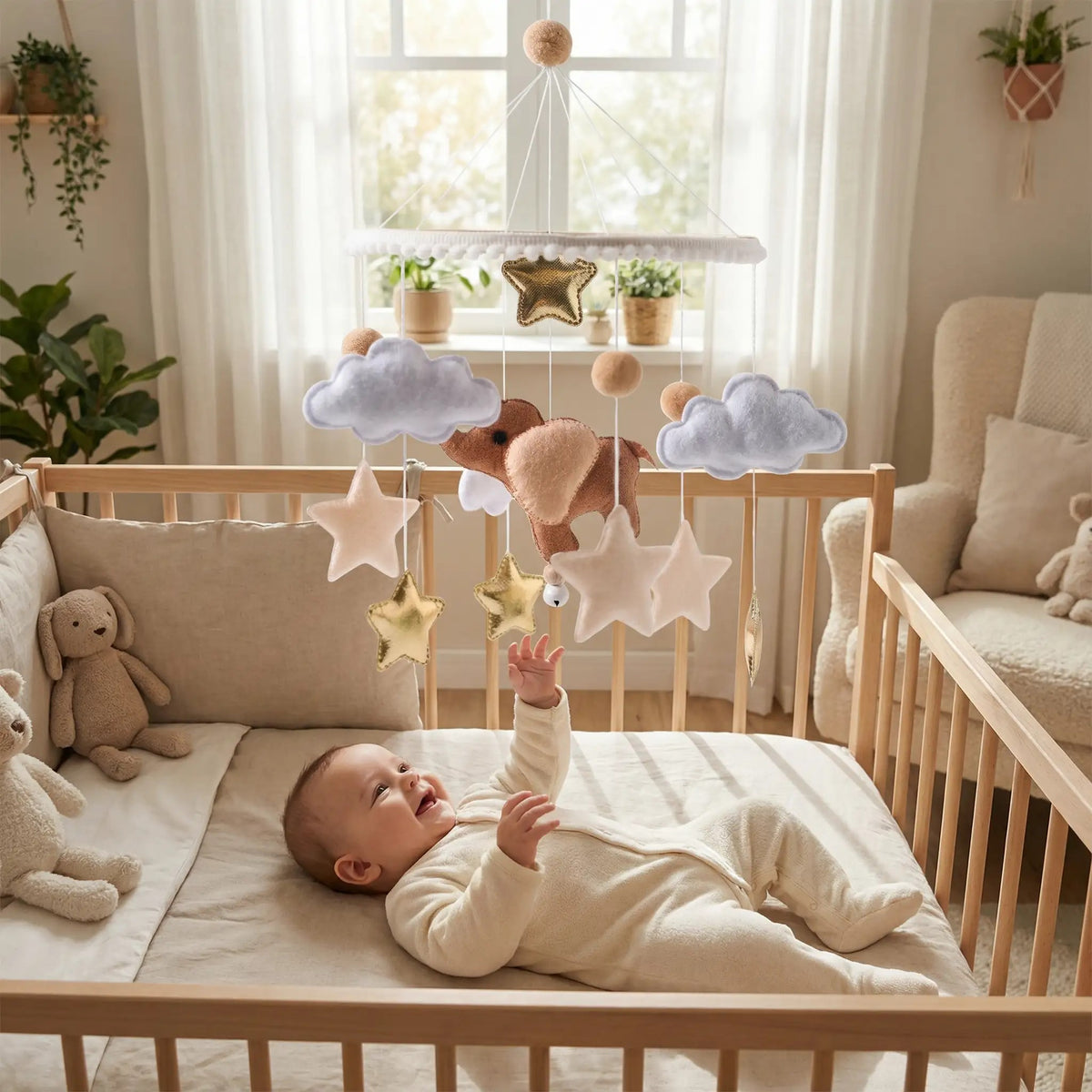 mobile bebe elephant au dessus lit bebe