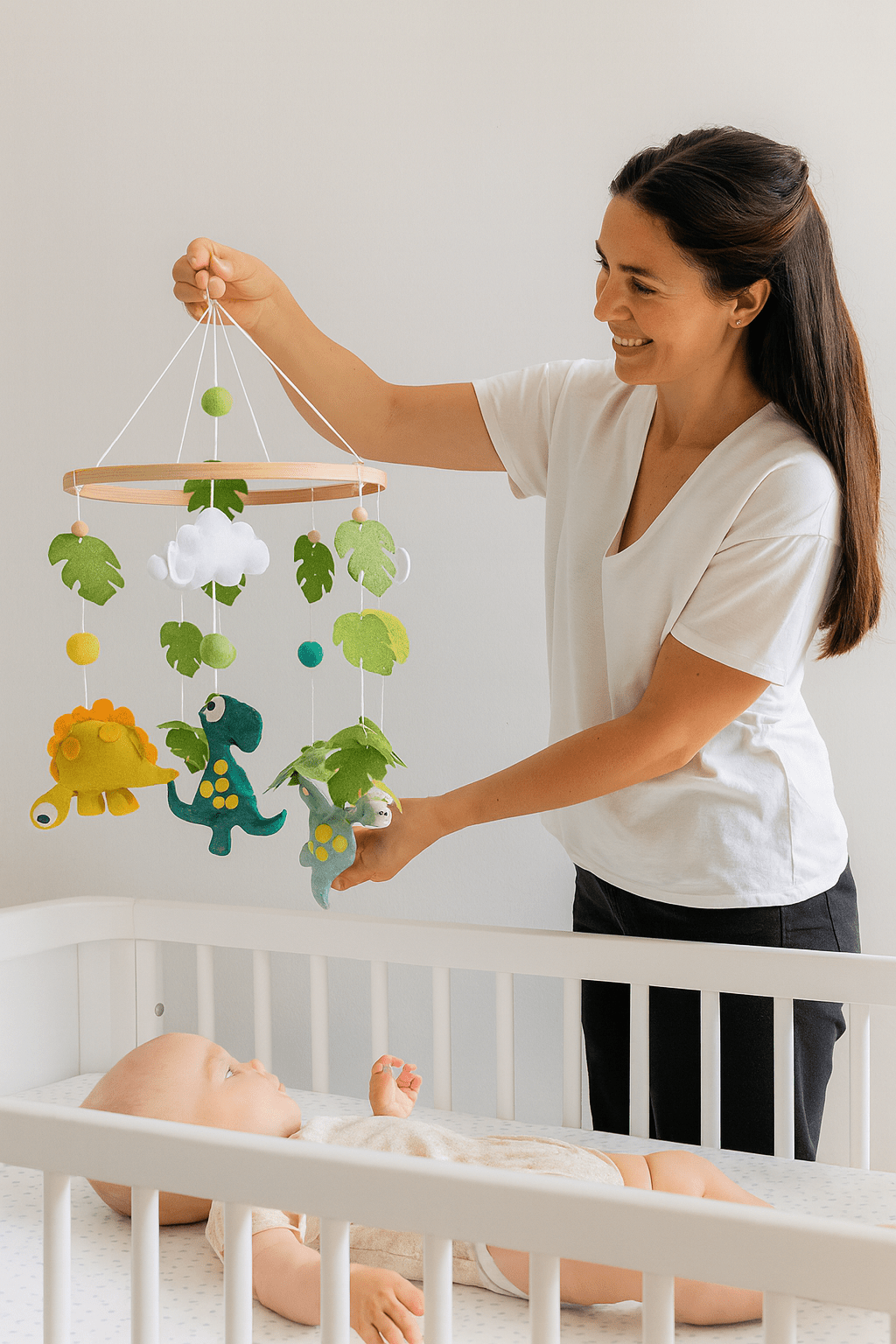 mobile dinosaures pour garcon installe par la maman