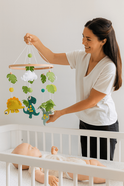 mobile dinosaures pour garcon installe par la maman