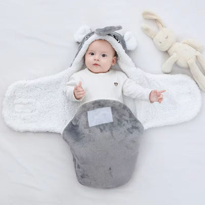bébé habillé d'un nid d'ange ouvert gris avec une capuche en forme d'éléphant 
